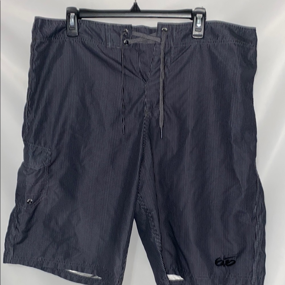 Nike 6.0‎ MENS SIZE 38 BOARD SHORTS Gray and Black Striped Shorts POCKETS CLEAN